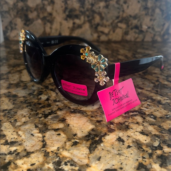 NWT Betsey Johnson Round Sunglasses